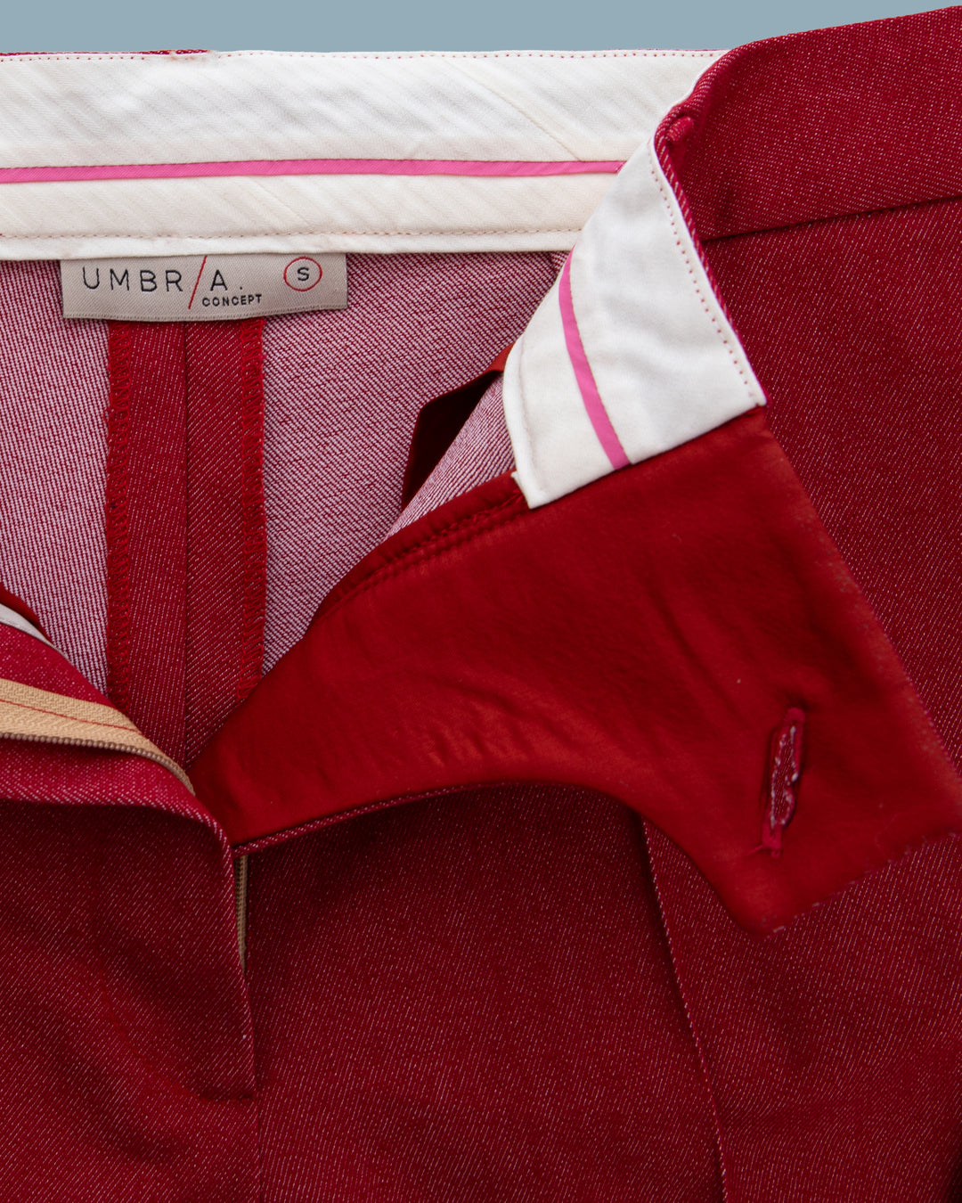 PANTALONI ROȘII UMBR/A. MEA 1.08
